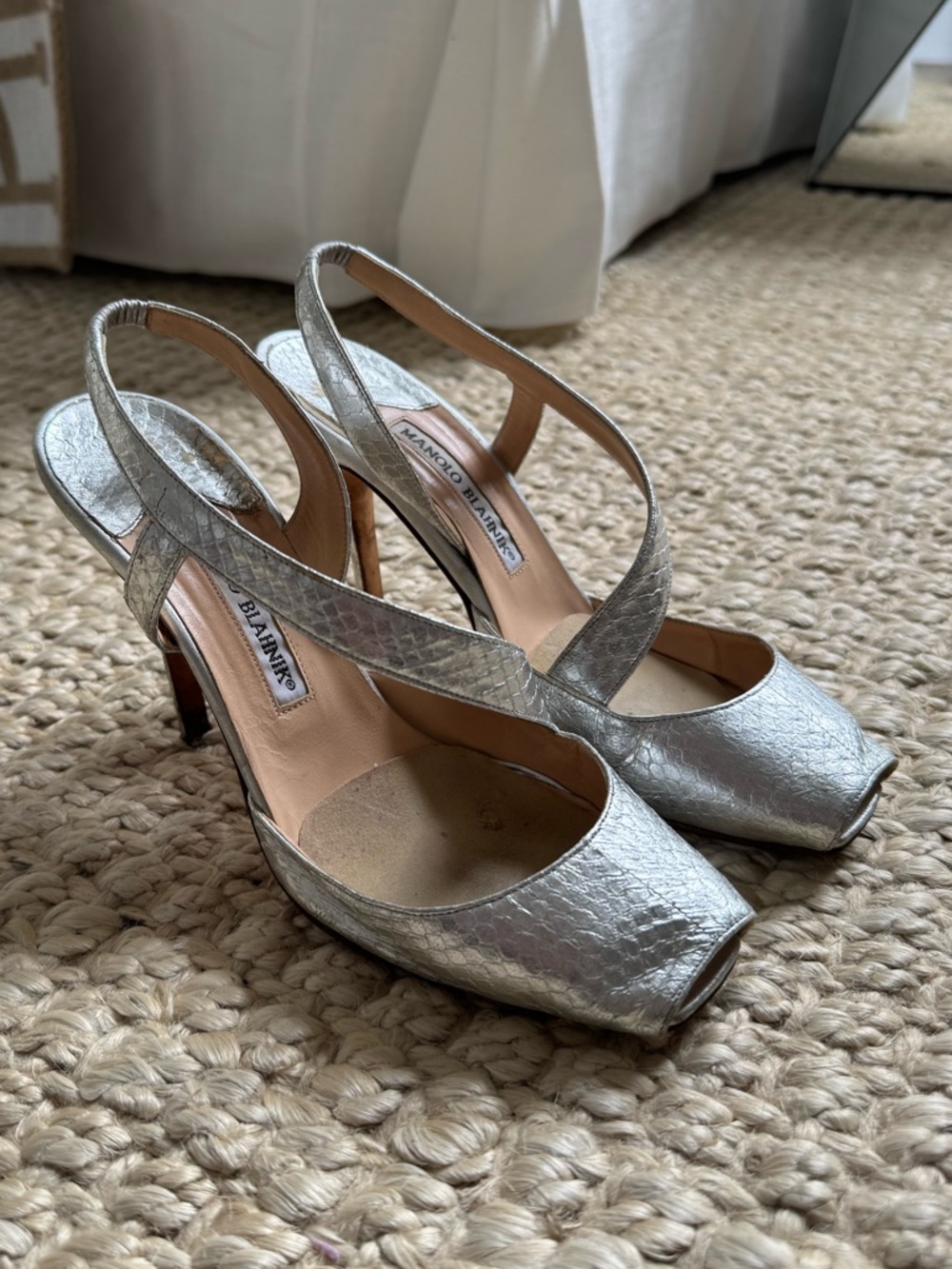 Manolo Blahnik Metallic Silver Slingback Peep-Toe Kitten Heels sz 39 snake